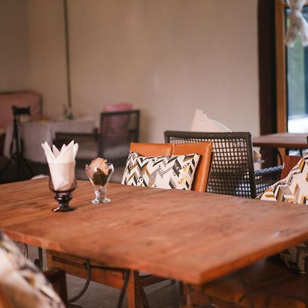 White Wall Riverfront Hotel Kamphaeng Phet Ngoại thất bức ảnh