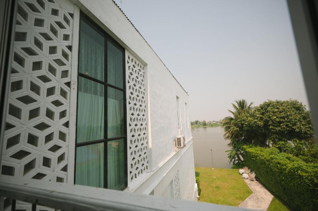 White Wall Riverfront Hotel Kamphaeng Phet Ngoại thất bức ảnh