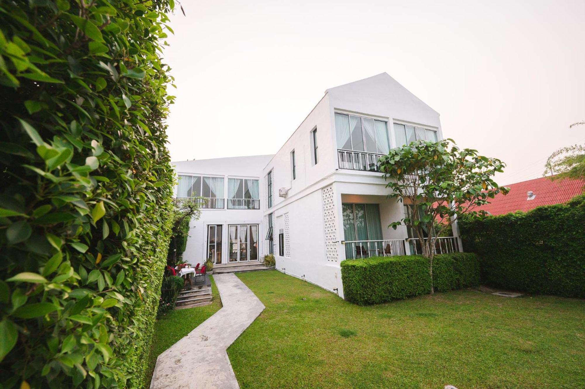 White Wall Riverfront Hotel Kamphaeng Phet Ngoại thất bức ảnh