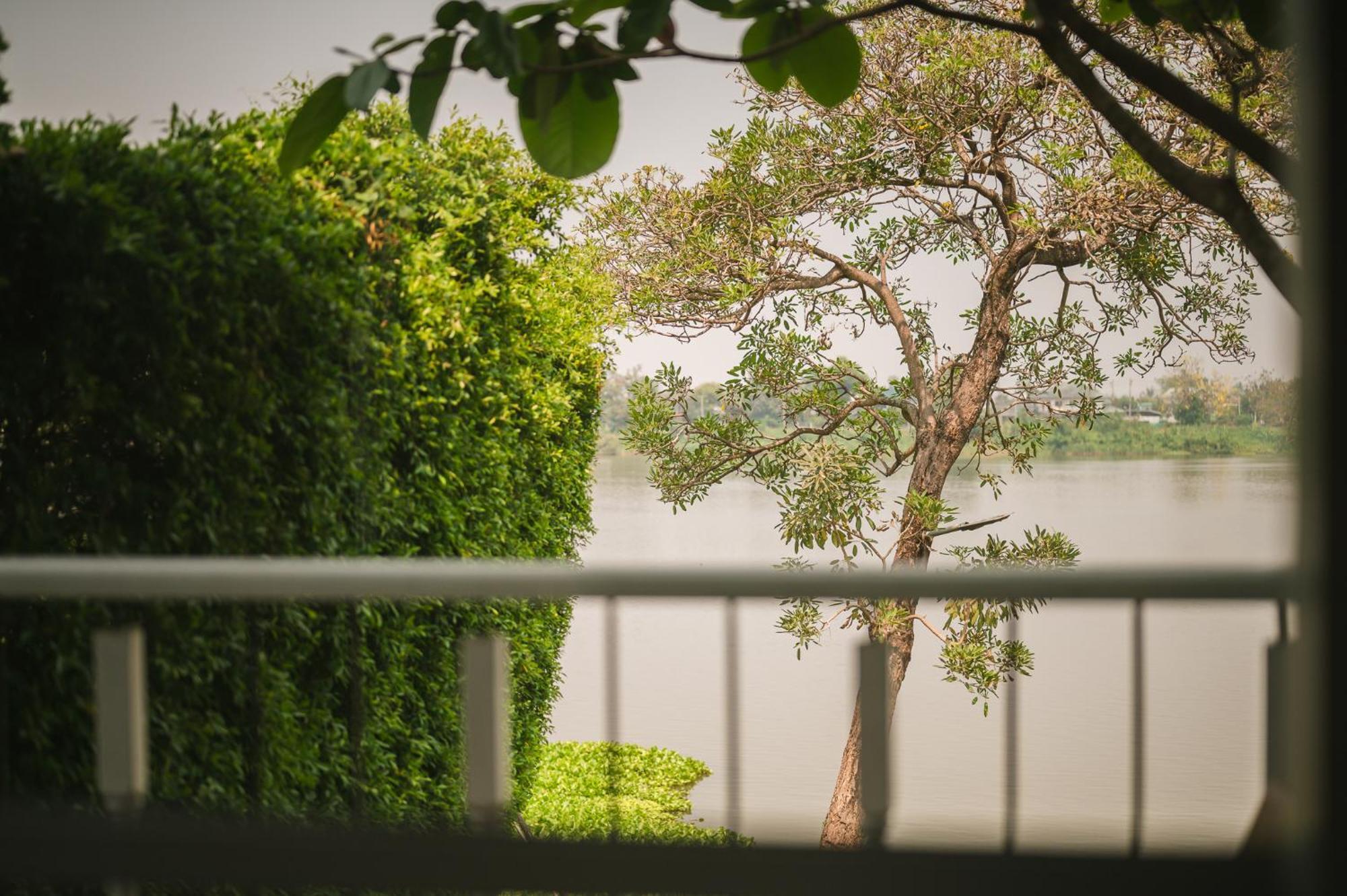 White Wall Riverfront Hotel Kamphaeng Phet Ngoại thất bức ảnh
