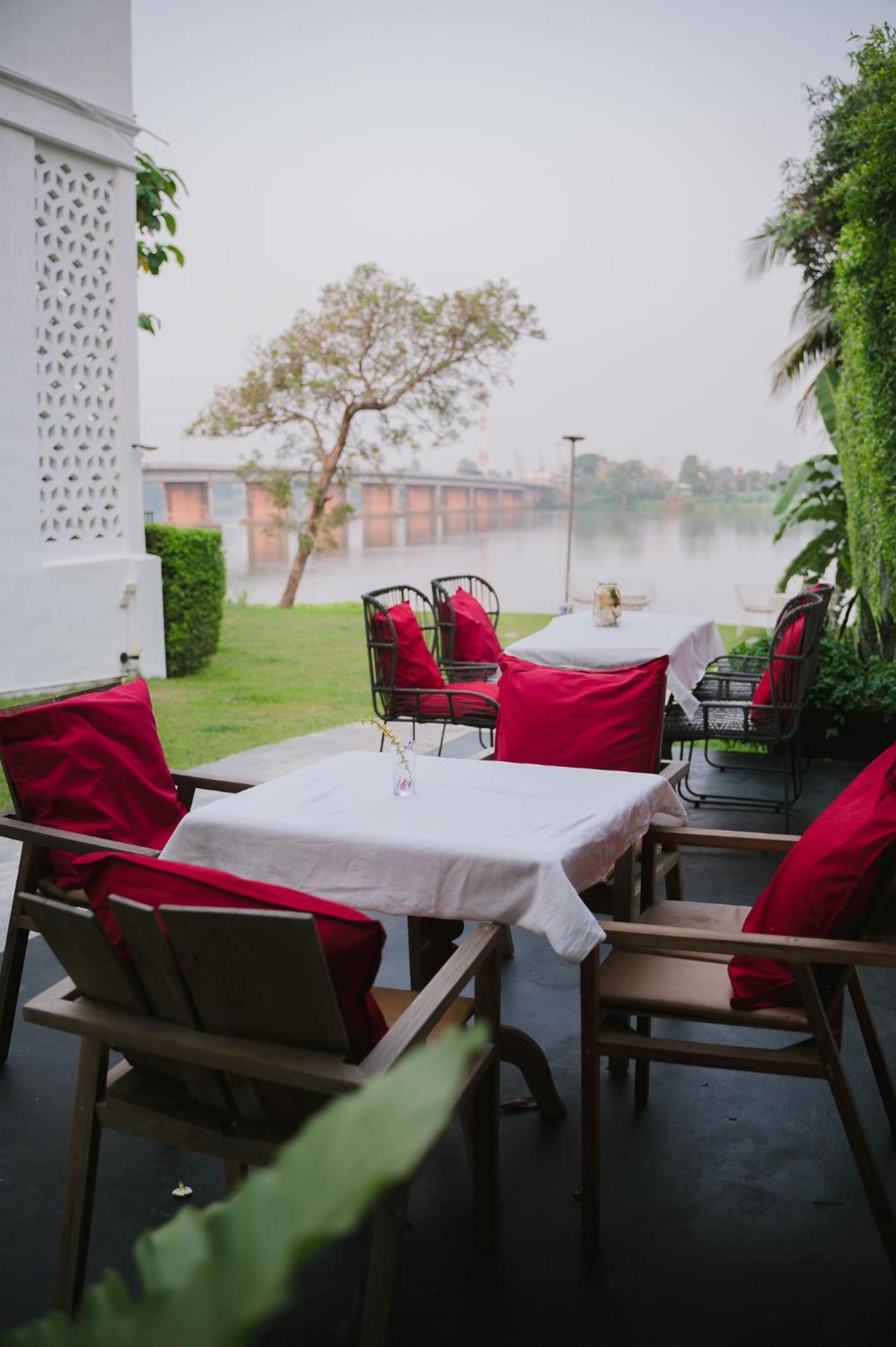 White Wall Riverfront Hotel Kamphaeng Phet Ngoại thất bức ảnh