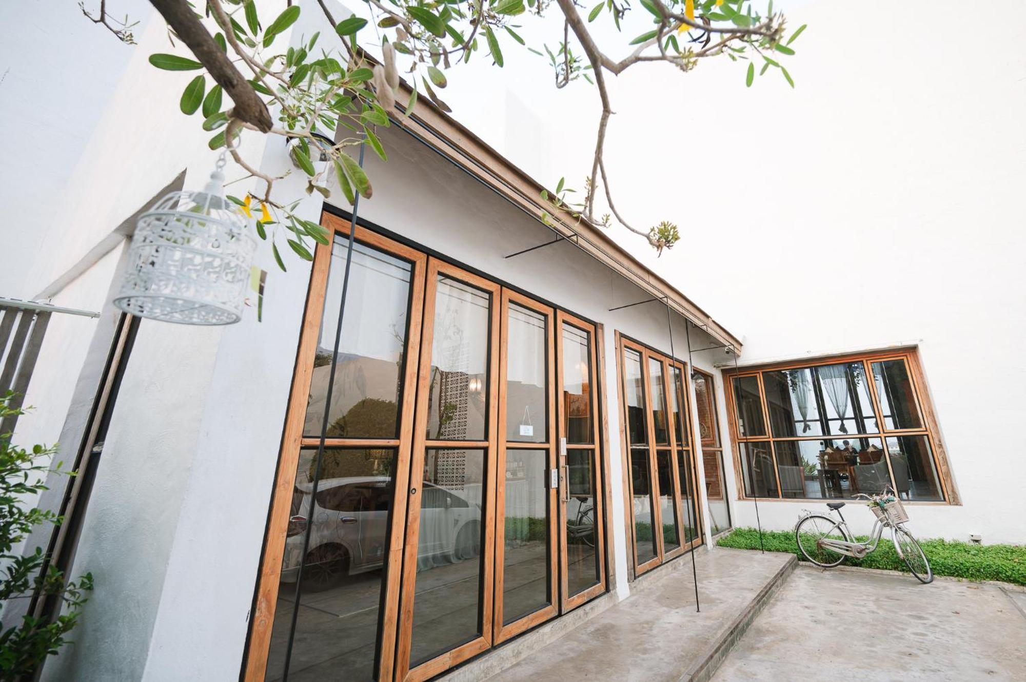 White Wall Riverfront Hotel Kamphaeng Phet Ngoại thất bức ảnh