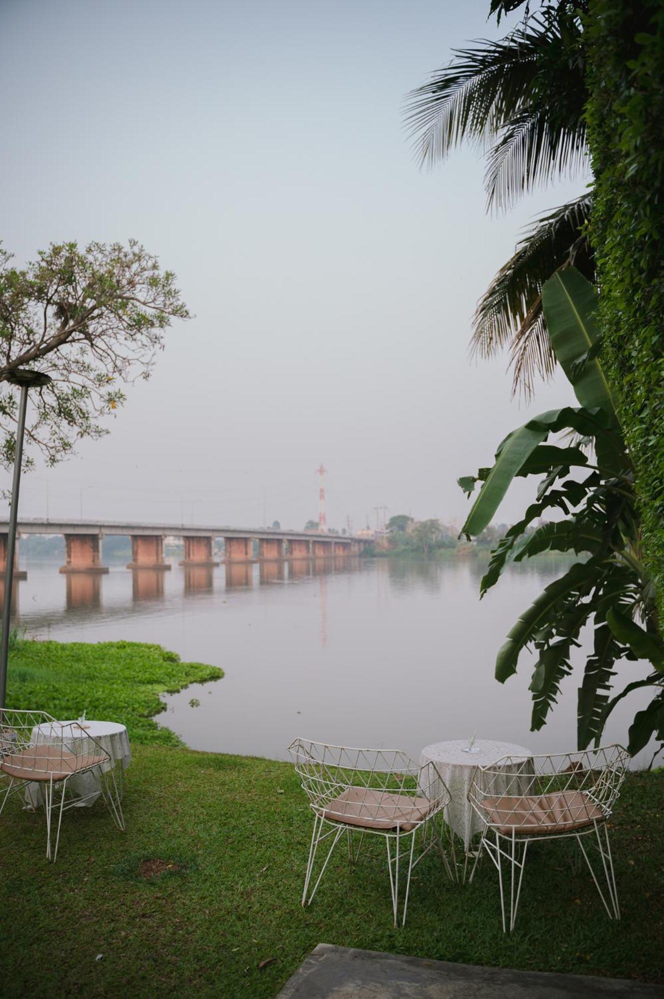 White Wall Riverfront Hotel Kamphaeng Phet Ngoại thất bức ảnh