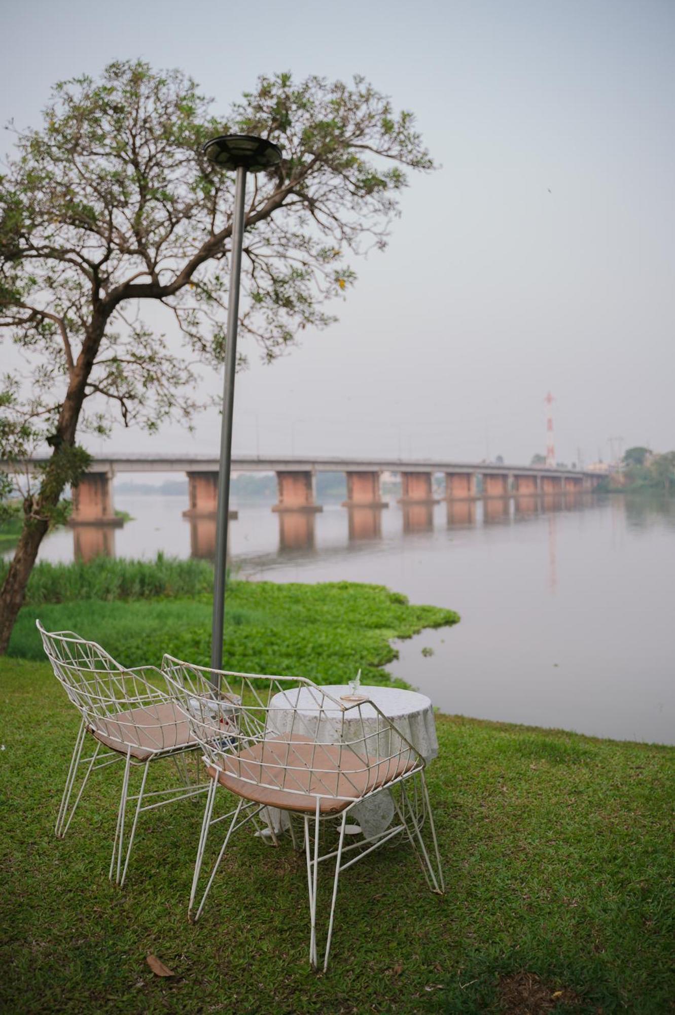 White Wall Riverfront Hotel Kamphaeng Phet Ngoại thất bức ảnh