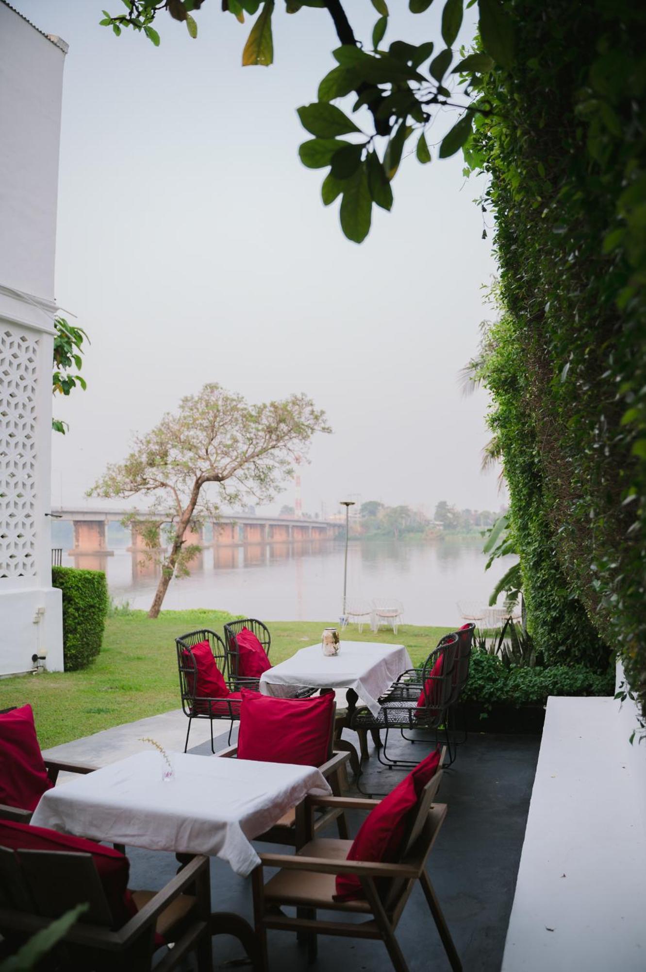 White Wall Riverfront Hotel Kamphaeng Phet Ngoại thất bức ảnh