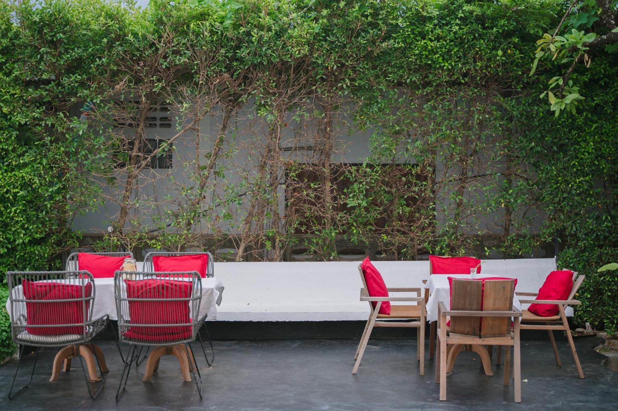 White Wall Riverfront Hotel Kamphaeng Phet Ngoại thất bức ảnh