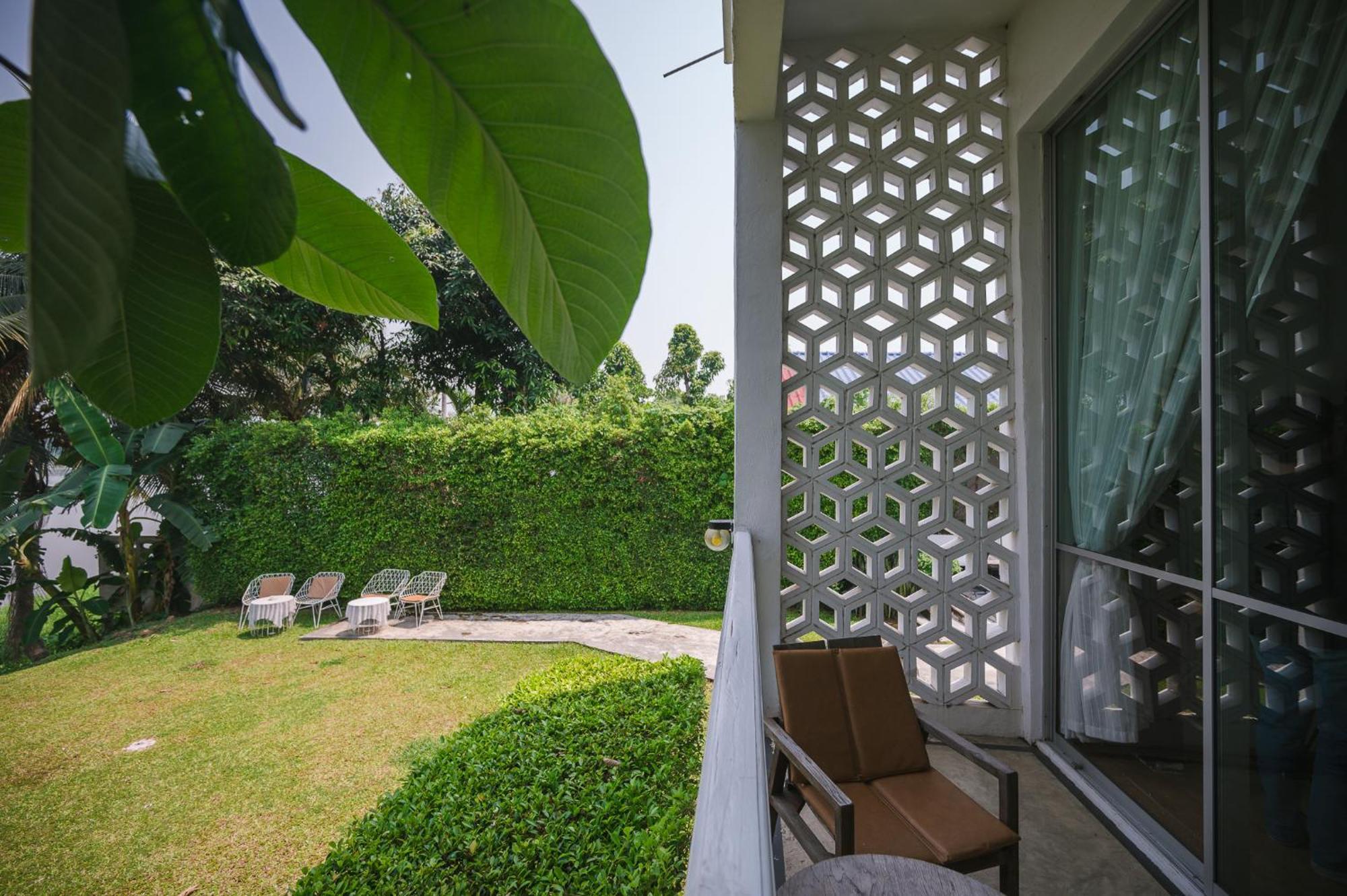 White Wall Riverfront Hotel Kamphaeng Phet Ngoại thất bức ảnh