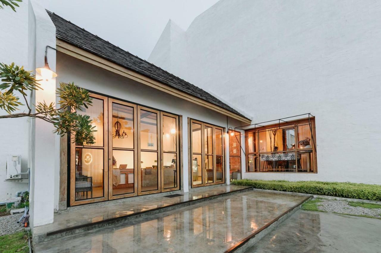 White Wall Riverfront Hotel Kamphaeng Phet Ngoại thất bức ảnh