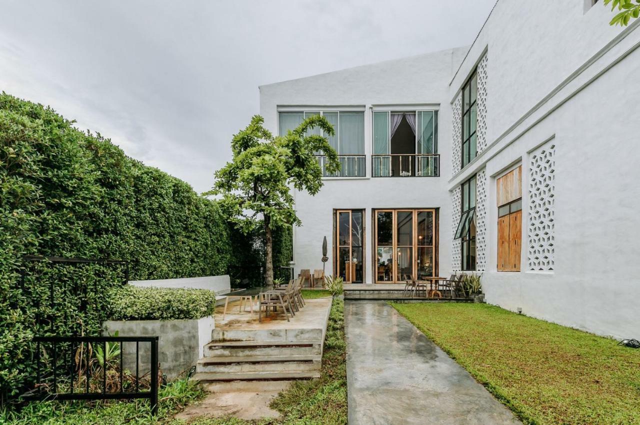 White Wall Riverfront Hotel Kamphaeng Phet Ngoại thất bức ảnh