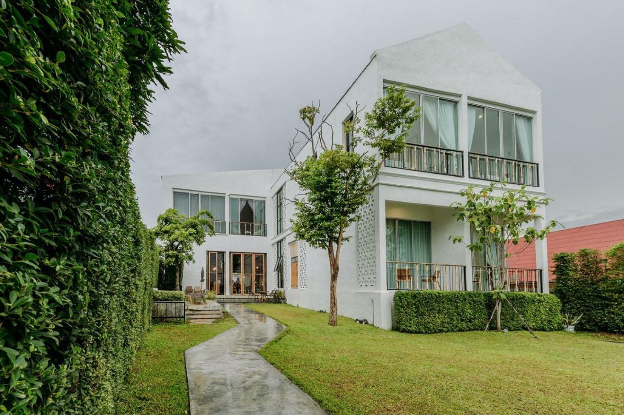 White Wall Riverfront Hotel Kamphaeng Phet Ngoại thất bức ảnh