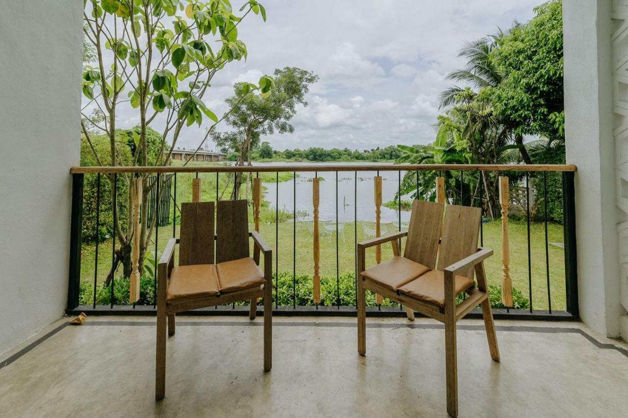 White Wall Riverfront Hotel Kamphaeng Phet Ngoại thất bức ảnh