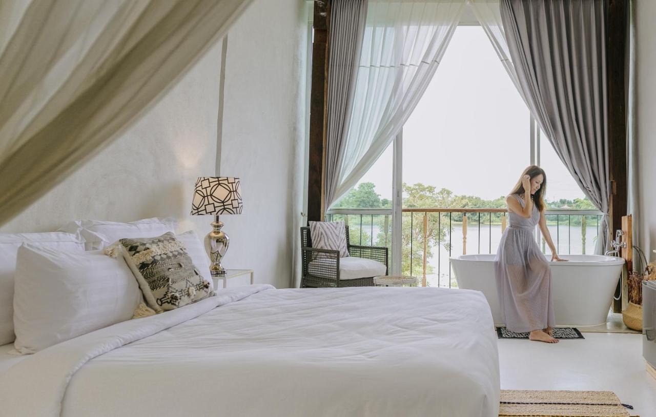 White Wall Riverfront Hotel Kamphaeng Phet Ngoại thất bức ảnh