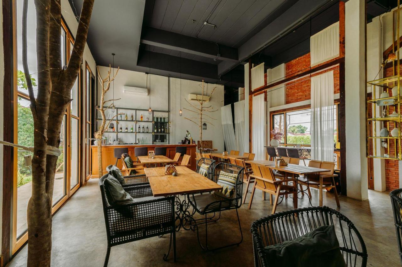 White Wall Riverfront Hotel Kamphaeng Phet Ngoại thất bức ảnh