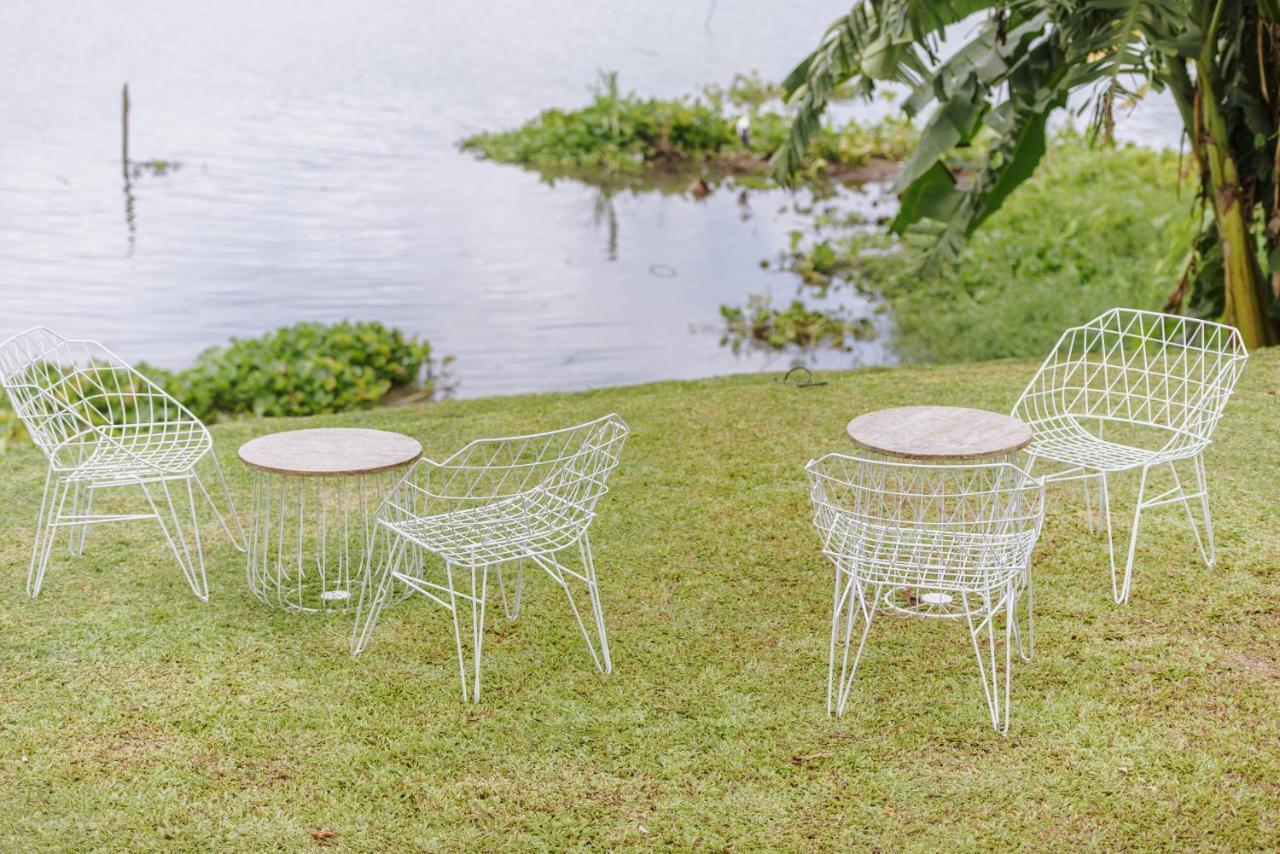 White Wall Riverfront Hotel Kamphaeng Phet Ngoại thất bức ảnh